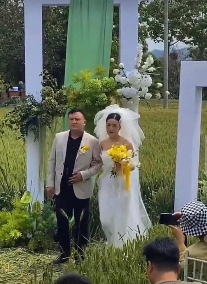 "Khách ngồi không dám nhìn lên cô dâu chú rể vì còn mải nhìn xuống dưới chân xem có con gì bò dưới chân không", "Những tấm hình phát ra âm thanh gãi sột soạt",...là những bình luận của cư dân mạng.