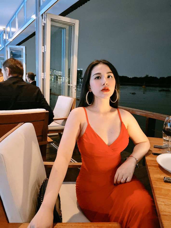 Thanh Nhàn nhận được nhiều lời khen bởi gu ăn vận tôn vóc dáng ngoài đời thực. Ảnh: FBNV