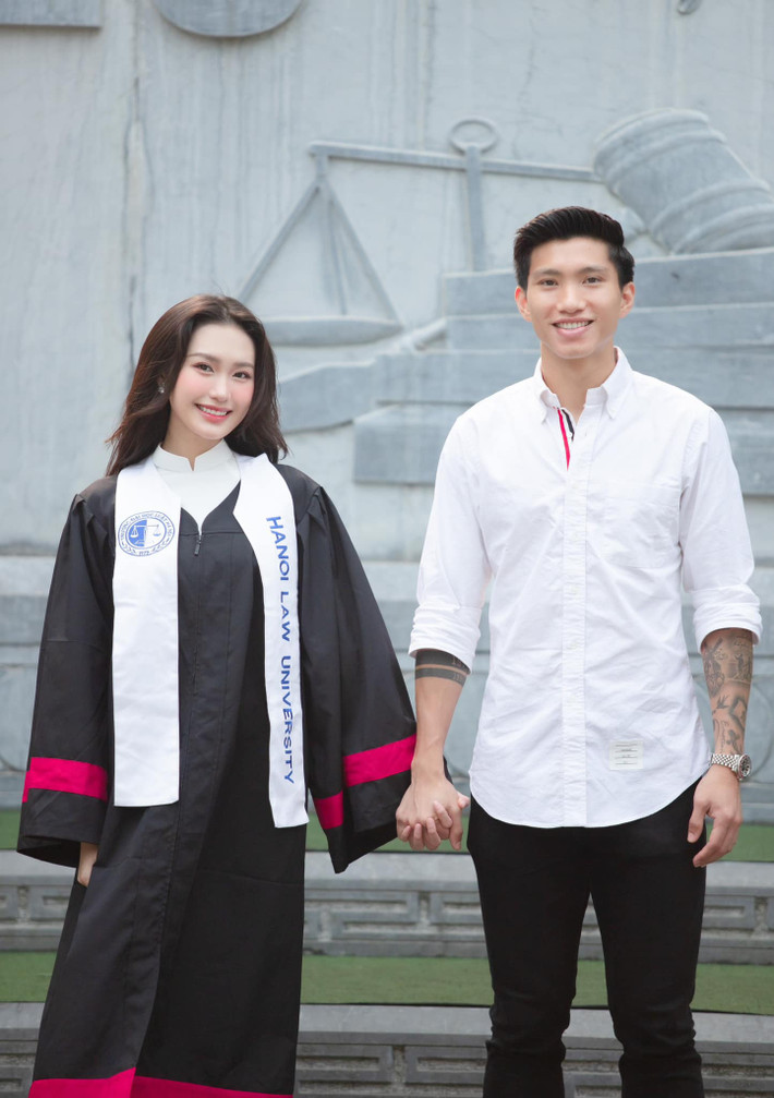 Mới đây, Đoàn Văn Hậu hào hứng chia sẻ chùm ảnh chụp cùng bạn gái Doãn Hải My ở Đại học Luật Hà Nội.