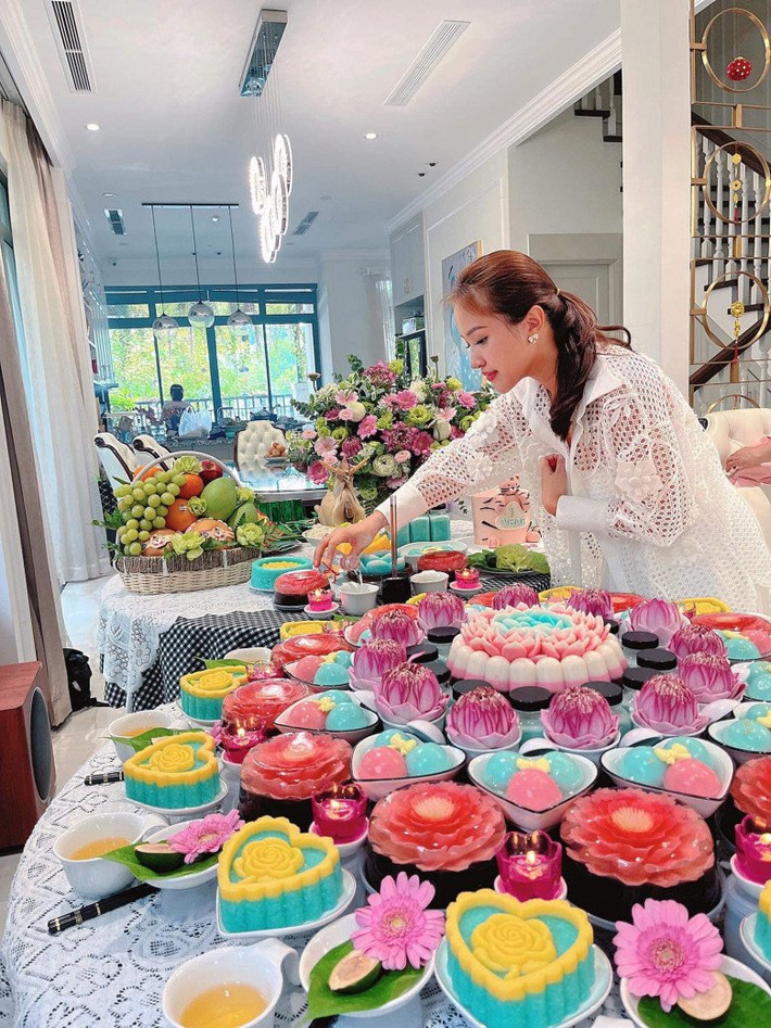 Mâm cúng được chuẩn bị chu đáo, đầy đủ và đẹp mắt hội chị em nhìn ai cũng trầm trồ.
