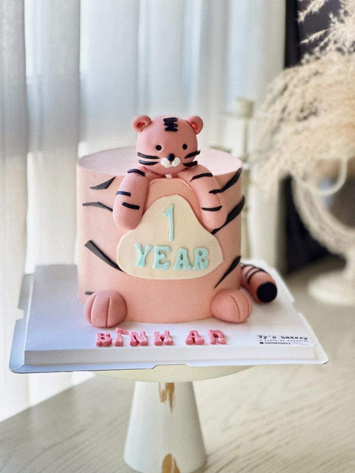 Tất cả được chuẩn bị với màu sắc hồng đỏ làm trung tâm và vàng xanh làm màu phía ngoài, bên cạnh đó là xen kẽ màu xanh ngọc bích mát mắt.