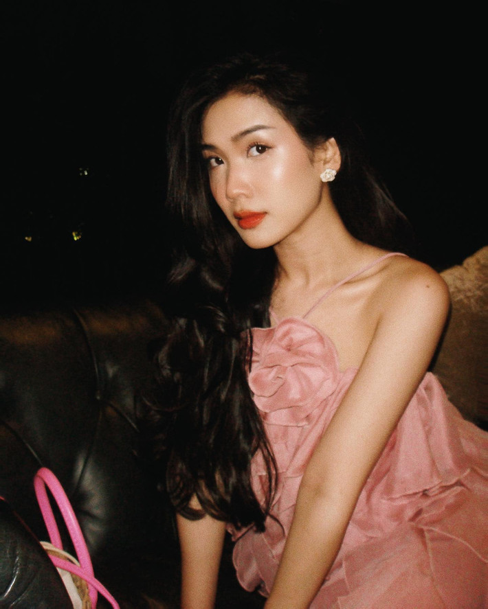 Cô được biết đến là thế hệ hot girl đời đầu nổi tiếng ở Sài thành khi làm cộng tác viên cho một tờ báo dành cho giới trẻ.