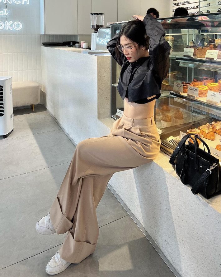 Hot girl Chù Disturbia thường xuyên có mặt tại những địa điểm du lịch nổi tiếng, lướt một vòng trang cá nhân cũng đủ thấy cuộc sống của Vân Anh giờ sung túc, dư giả.