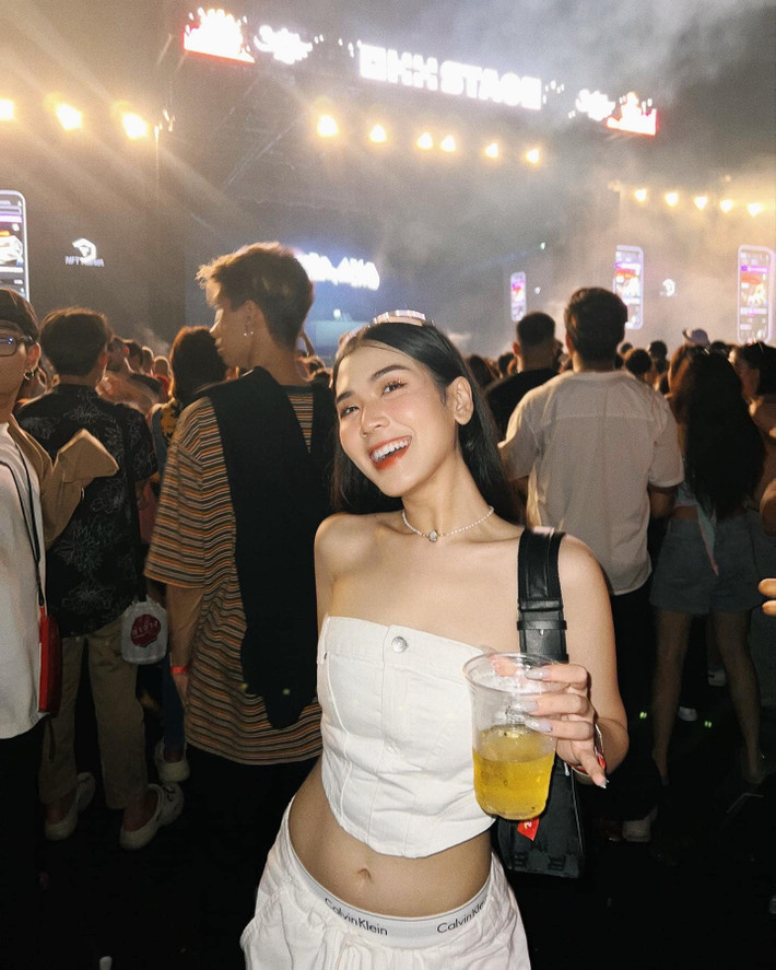 Người đẹp sinh năm 1993 vẫn giữ được sức hút nhờ vào nhan sắc ngày càng sắc sảo của mình.