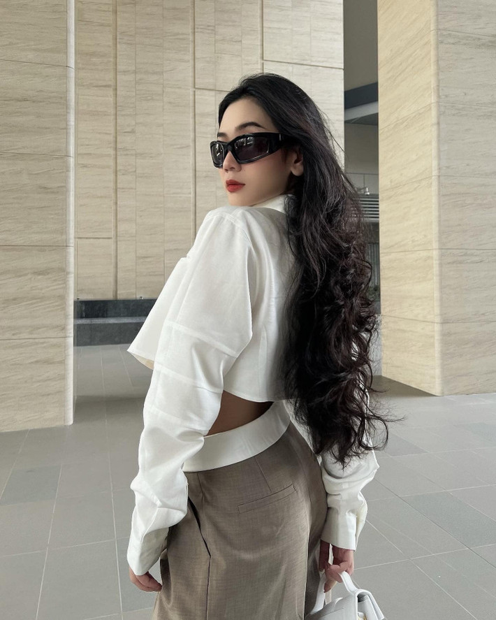Không chỉ nhan sắc mà phong cách ăn mặc của hot girl 9x cũng được nhiều bạn nữ yêu thích và học hỏi.