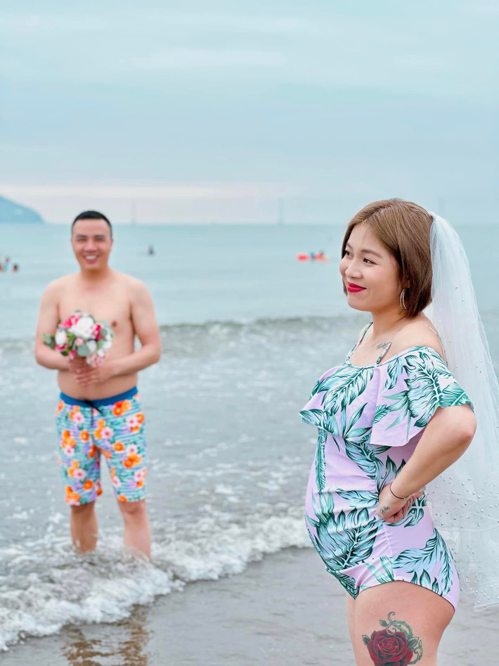 Có thể thấy, trong thời gian thai kì nữ MC tăng cân rõ rệt, thế nhưng vẫn rất rạng rỡ, một phần vì cô luôn có chồng bên cạnh chia sẻ, động viên.
