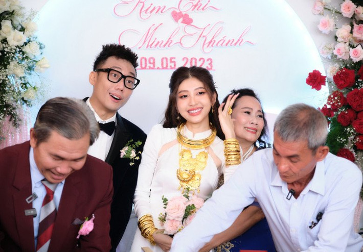 Cô dâu Kim Chi sở hữu ngoại hình xinh xắn, với gương mặt duyên dáng, xinh xắn cùng vóc dáng thanh mảnh, "mình hạc xương mai".