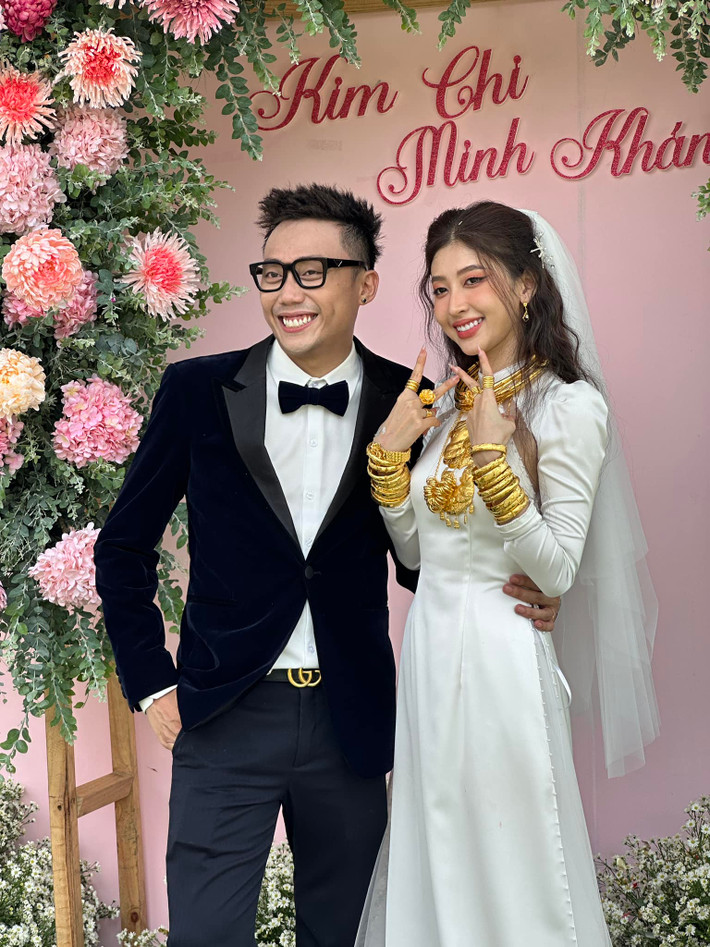 Mới đây. tiếp tục có một cô dâu làm bao người trầm trồ khi được nhà chồng tặng đến 20 cây vàng trong lễ đính hôn của mình.
