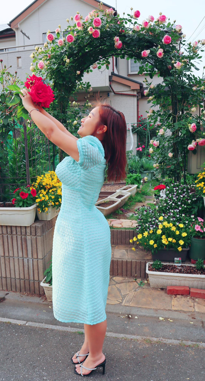 Quỳnh Trần còn tung loạt ảnh khoe "trái ngọt" hậu "dao kéo" cách đây không lâu.