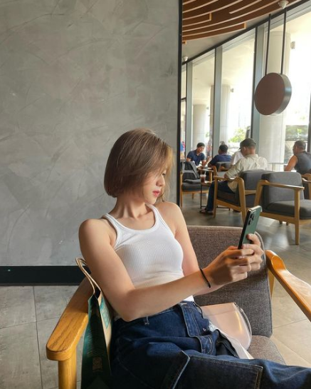 Cô nàng vẫn luôn giữ vững độ xinh đẹp, mộc mạc của mình dù đã 10 năm trôi qua. Ảnh: FBNV, IGNV