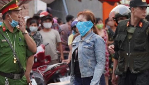 Phương thức hoạt động của băng nhóm thường sẽ cắt cử 1 đến 2 người hàng ngày điều khiển xe máy dạo quanh khu vực các tiểu thương bán hàng nhắc nhở không được lấn chiếm lòng lề đường. Việc làm này thực chất là họ thay phiên nhau theo dõi tình hình buôn bán và đe dọa tiểu thương.