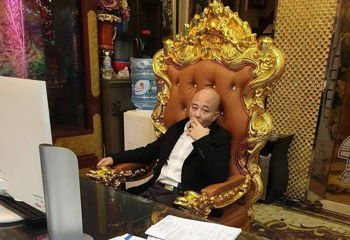 Còn trên báo Vietnamnet đưa tin, một người phụ nữ tên N.M.A (tên nạn nhân đã thay đổi) cũng đã lên tiếng tố cáo từng bị Đường Nhuệ cùng hơn 40 đàn em "quây" tại 1 quán cà phê hồi tháng 3/2018…