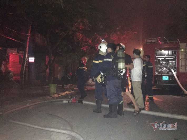 Lực lượng Cảnh sát PCCC cố gắng dập tắt đám cháy.
