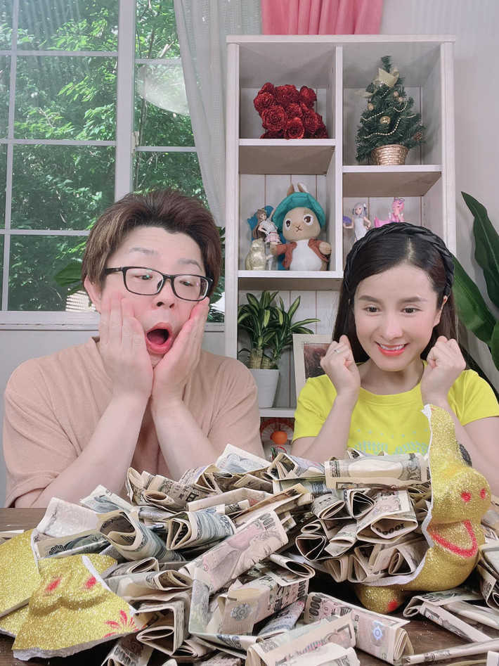 Hiện tại người trong cuộc vẫn chưa lên tiếng thêm về ồn ào này, song cũng từ đây mà Bà Nhân Vlog đã mất đi lượng fans đáng kể bởi có netizen bênh vực bác sĩ. Được biết vị bác sĩ này có tiếng trước đó và cũng có nhiều người theo dõi trên mạng xã hội. Ảnh: Tổng hợp