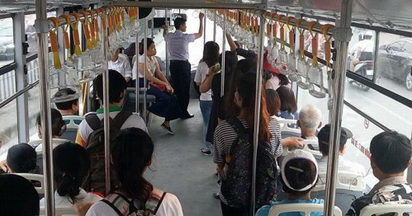 Nhường ghế trên xe buýt cho người già, phụ nữ có thai và trẻ em là một hành động đẹp, tại những phương tiện công cộng đều dán thông điệp này như lời nhắc nhở đến hành khách.