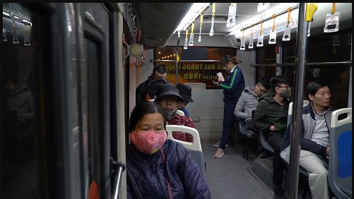 Mặc dù là hành động đẹp, nên làm thế nhưng việc nhường ghế không phải là nghĩa vụ hay trách nhiệm của bất kỳ ai. Song trong nhiều trường hợp nếu người trẻ không nhường ghế cho trẻ em, hay người già lại vô tình trở thành "người xấu", bị cho là kém văn hoá, như trường hợp của cô gái mới đây.