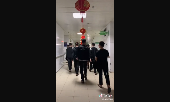 Ngay phía dưới bình luận, cư dân mạng không khỏi bật cười thích thú trước hội bạn này. Nhiều người nhận định, có thể người vợ cũng khá thân thiết với hội anh em của chồng nên họ mới nhiệt tình đến như vậy.