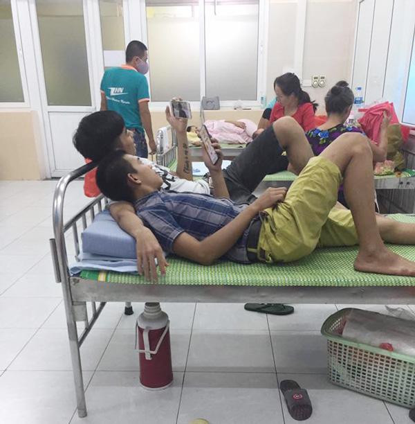 Đính kèm với dòng trạng thái này là bức ảnh người chồng đang khóc lóc nức nở khi chờ ngoài phòng sinh.
