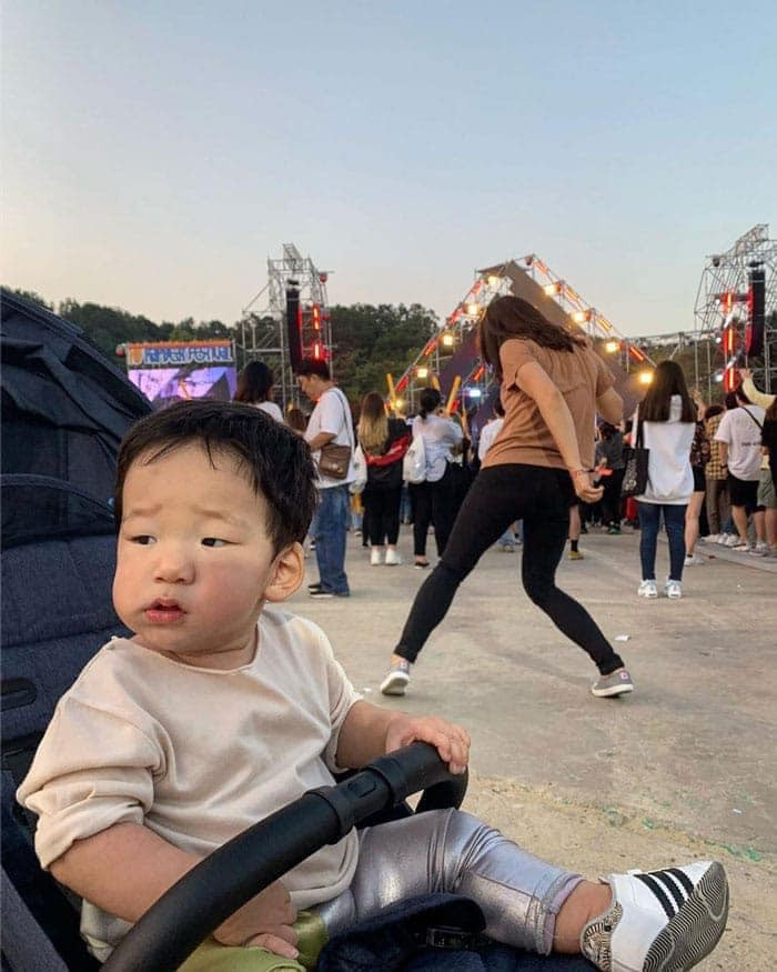 Thông thường người nghịch ngợm là đứa trẻ, nhưng ở đây chiếm hết spotlight lại chính là người mẹ lầy lội.