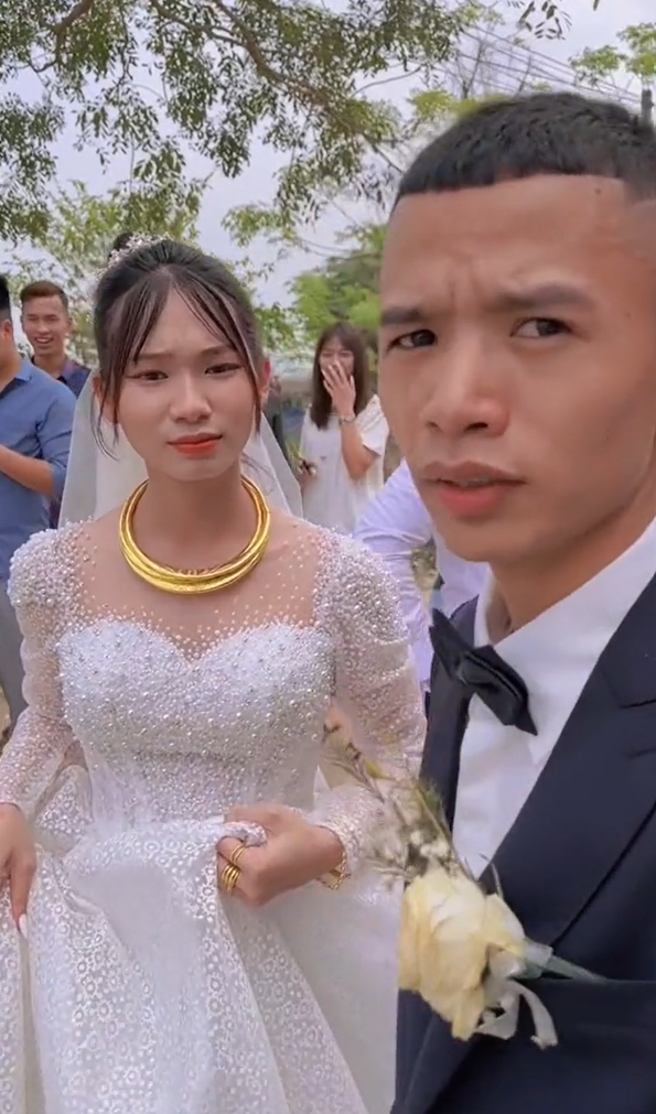 Ngoài ra cư dân mạng còn cho rằng màn né hoa cưới chỉ là trò đùa, có khi cả cô dâu và chú rể đều đã biết từ trước.