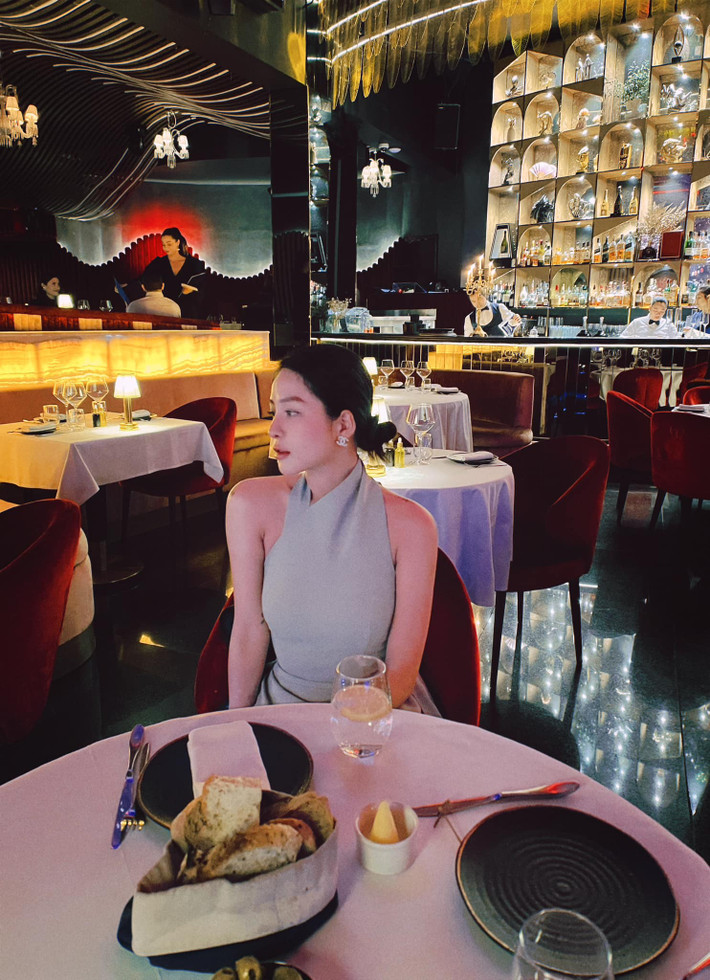 Nàng hot girl còn chia sẻ những hình ảnh sành điệu khi đến nơi làm việc.