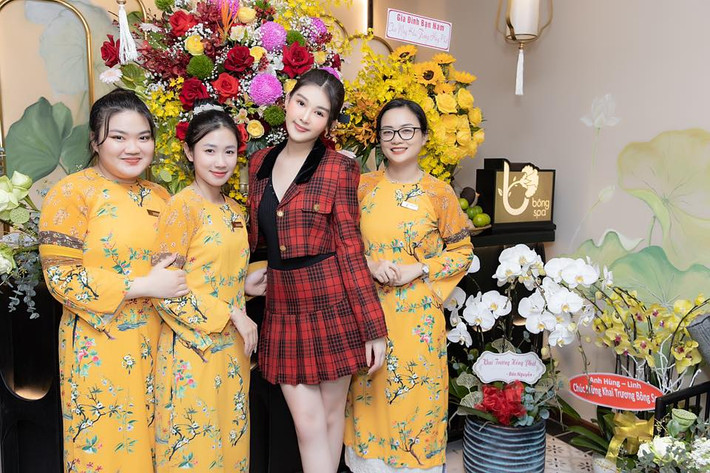 Vốn sở hữu cuộc sống nhung lụa, mỹ nhân Tiền Giang khiến bao người trầm trồ khi là một "yêu nữ hàng hiệu" sành điệu.