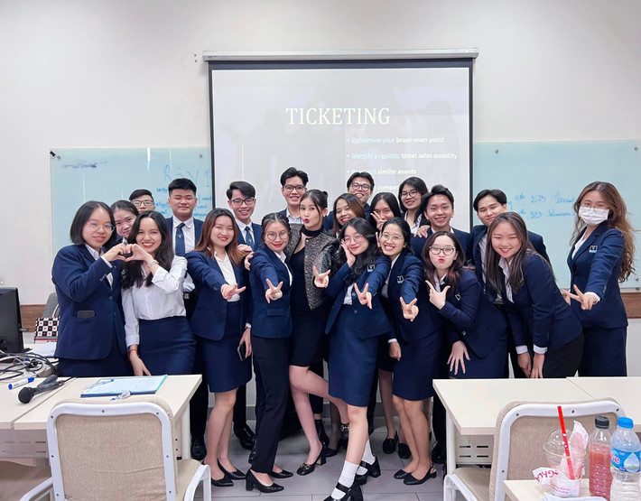 Không riêng những lần xuống phố, khi đi dạy, mỹ nhân sinh năm 1995 vẫn luôn làm nhiều người trầm trồ với gu thời trang sang chảnh có 1-0-2.