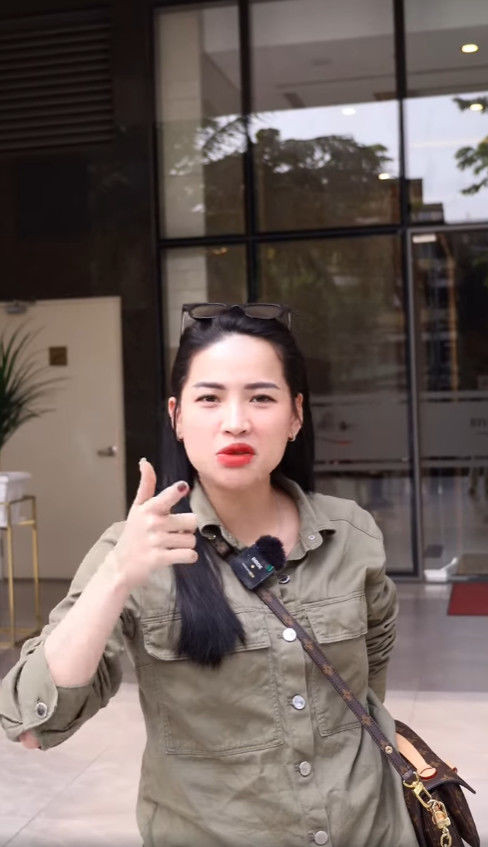 Theo dõi trên trang cá nhân chắc hẳn ai cũng nghĩ rằng Hà Linh sở hữu gia thế khủng chống đỡ, tuy nhiên trong một lần tâm sự với fan cô chia sẻ bản thân sinh ra trong gia đình không mấy khá giả ở Nghệ An.