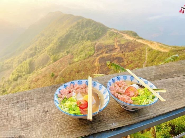 Dạo gần đây, giới trẻ đi phượt rầm rộ chia sẻ hình ảnh tô mì tôm “view triệu đô”, hoặc ăn mì trên đỉnh núi. Loạt khoảnh khắc này chia sẻ nhiều trên MXH, nhiều người nhìn cũng ghen tị và mong muốn được trải nghiệm.