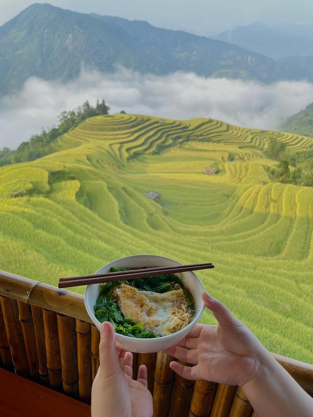 Có bạn còn đem mì gói ra để check in, nâng tầm ly mì từ vài chục nghìn lên vài triệu đồng nhờ chiếc view "khủng" đằng sau.