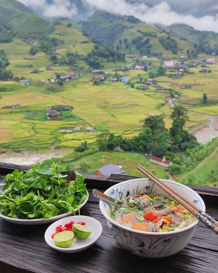 Cũng nhờ trào lưu ăn mì tôm ngắm view núi, nhiều bạn trẻ ở xa cũng đã dành thời gian để trải nghiệm bằng được điều thú vị này khi ra miền Bắc du lịch.