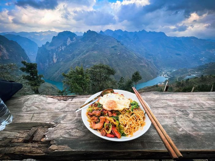 Một vài địa điểm du lịch để có được hình ảnh "bát mì triệu đô" là Hoàng Su Phì - Hà Giang, Thung lũng Mường Hoa - Sa Pa, Mù Cang Chải - Yên Bái', Tà Xùa - Sơn La,...