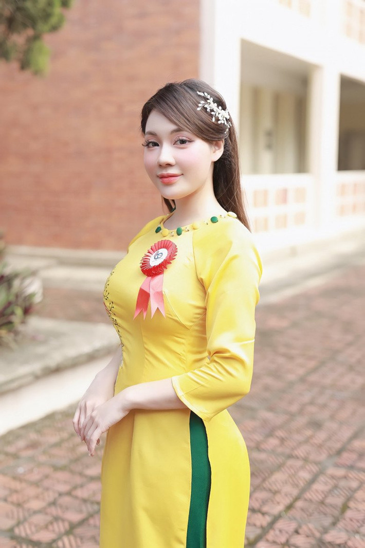 Cô giáo trẻ của hiện tại sở hữu cằm thon gọn, đôi mắt to tròn, làn da trắng sáng.