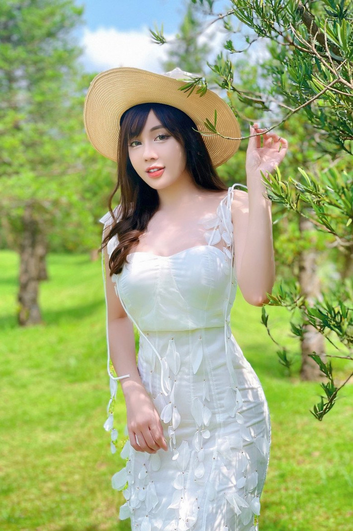 Âu Hà My của trước kia lại gây ấn tượng với gương mặt bầu bĩnh hơn nhiều so với hiện tại, netizen cô đang sử dụng app kết hợp make-up khiến "mặt tiền" trở nên "ảo tung chảo".