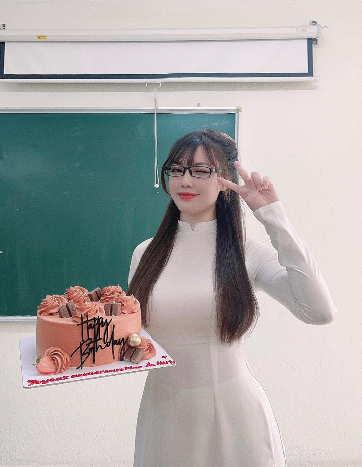 Cô ăn mặc kín đáo hơn nhưng vẫn không bỏ quên yếu tố gợi cảm nhằm khoe triệt để đường cong.