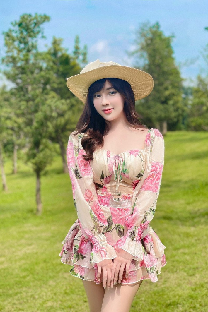 Tuy nữ giảng viên không hoạt động nghệ thuật nhưng lại có tầm ảnh hưởng lớn trên mạng xã hội.