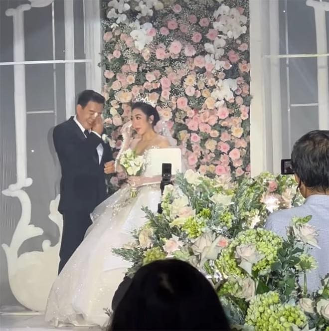 Cư dân mạng vì thế đang bàn tán sôi nổi và tiếc nuối "ngọt ngào đến mấy cũng tan thành mây". Trong khi đó, hiện tại đại gia Thắng Ngô và Hà Thanh Xuân vẫn chưa lên tiếng về nghi vấn này.