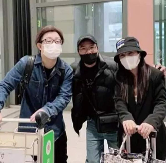 Mới đây nhất trên trang cá nhân của mình Bà Nhân Vlog đã đăng tải đoạn clip cùng chồng lội bùn bắt tôm cá hay khoảnh khắc chăm lợn, ăn củ hủ dừa vô cùng dân dã.
