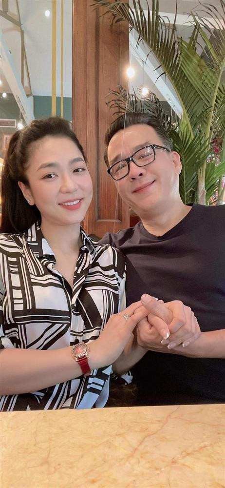 "Vài tháng quen Xuân, tôi cười bằng cả đời mình cộng lại" cũng là câu nói ngôn tình mà "Vua cá Koi" Thắng Ngô chia sẻ.
