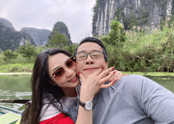 Trong suốt thời gian yêu nhau ngắn ngủi, những câu nói ngôn tình mà đại gia Thắng Ngô dành cho Hà Thanh Xuân có lẽ dài vài trang giấy. Một trong số đó, nổi tiếng nhất có lẽ là câu nói: “Mọi người thường đánh giá một mối quan hệ bằng cách đong đếm thời gian quen nhau, tôi lại không nghĩ vậy. Tôi rất khó cười nhưng chỉ vài tháng quen biết Xuân, thời gian tôi cười bằng cả đời mình cộng lại”.