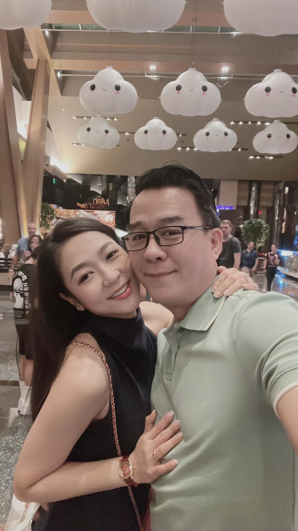 Tuy nhiên mới đây, cư dân mạng bất ngờ bàn tán xôn xao về thông tin "Vua cá Koi" Thắng Ngô và bà xã "đường ai nấy đi". Cụ thể, cặp đôi đã xóa toàn bộ những hình ảnh bên nhau trên trang cá nhân.