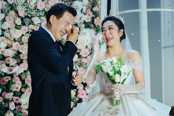 Trước thông tin rạn nứt cư dân mạng đã "đào" lại những câu nói ngôn tình của đại gia cá Koi dành cho vợ Hà Thanh Xuân, mặc dù cặp đôi chỉ bên nhau sau 1 tháng gặp mặt.