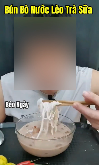 Không những vậy, phần chân trâu có trong ly trà sữa cũng được trộn lẫn cùng với toàn bộ topping của bát bút bò.