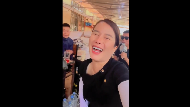 Còn về phía của Tiến Nguyễn - thành viên trong nhóm của Quang Linh cũng hài hước trêu chọc: "Đi vệ sinh cũng không ngon, đang đi cũng gọi ra quay".