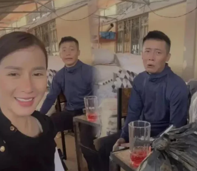 Theo đó, khi Đức Nhân chuẩn bị về Nhật Bản, cô than thở rằng vì bão nên không biết có về được không thì nam YouTuber liền phũ phàng: “Thôi bà về đi bà ơi. Bà về giùm đi bà ơi. Khổ lắm các bạn ơi, ăn miếng cá còn bị bắt nhả ra để chụp ảnh”.