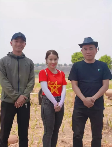 Trước phản ứng từ cư dân mạng, Đức Nhân cũng đã nhiều lần lên tiếng. Cô cho biết chi phí chuyến đi này khoảng 400 - 500 triệu đồng, có kế hoạch từ trước chứ không phải muốn hưởng ké sự nổi tiếng của Quang Linh hay Hoa hậu Thùy Tiên.
