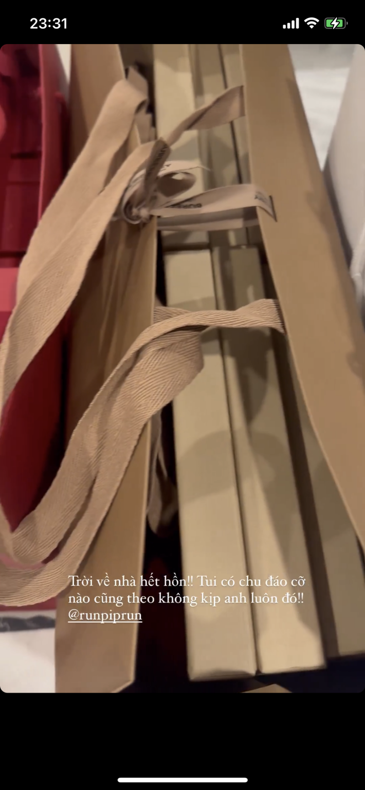 Những món hàng hiệu xa hoa này từ những nhà mốt hàng đầu như Cartier, Salvatore Ferragamo, Burberry…