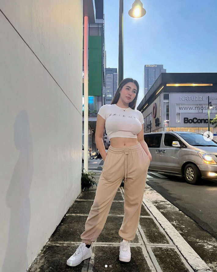 Mặc dù Shaine Rizelle Macela tròn trịa nhưng cô vẫn có dáng người cân đối.