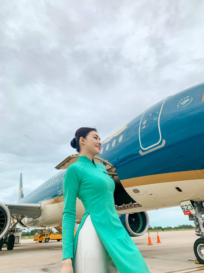 Nữ tiếp viên hàng không 9x gây ấn tượng bởi vẻ xinh đẹp tự nhiên, làn da trắng trẻo và nụ cười toả nắng.
