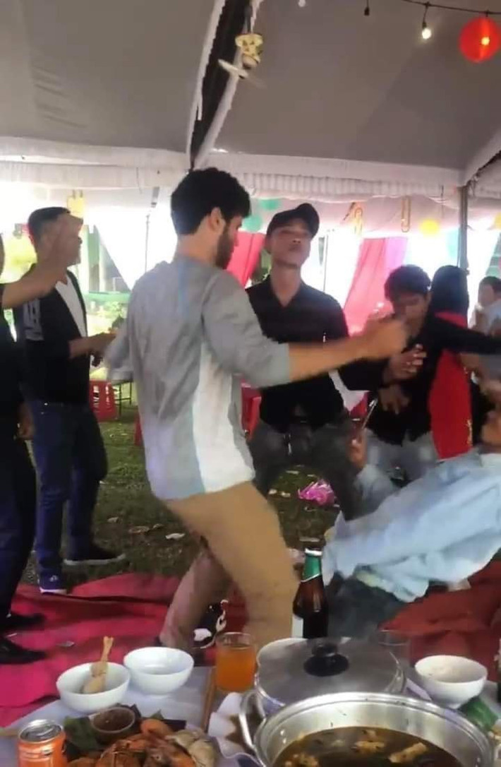 Trong tiếng nhạc xập xình, không khí rộn ràng và rất nhiều bạn bè của cô dâu, chú rể, anh chàng Tây vẫn rất tự nhiên mà nhập cuộc. Ảnh: Nguyễn Văn Nguyên